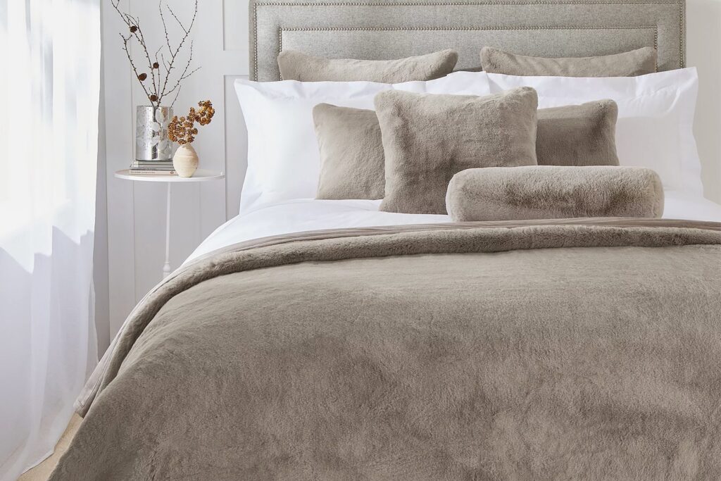 A Quick Guide to Choose the best Bed Throws for your home